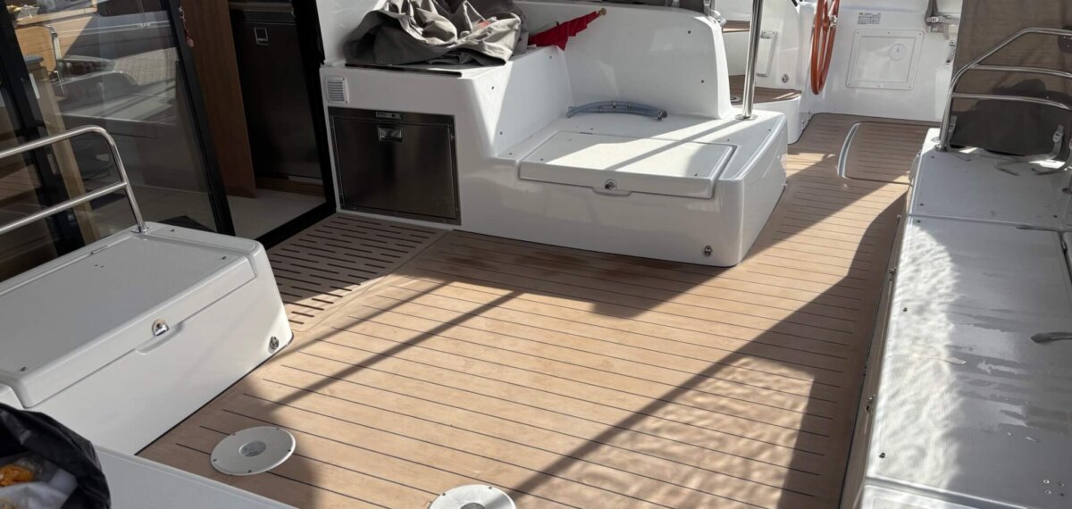 Excess 14 catamaran voorzien van Ecodeck